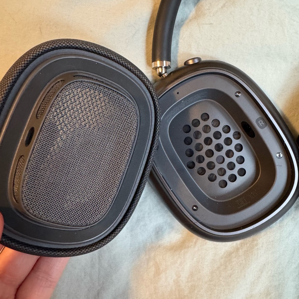 Apple AirPods Max Space Gray Over-Ear Headphones - Picture 4 of 7